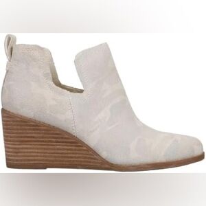 TOMS Women's Kallie Cutout Boot Egret Camo Printed Suede